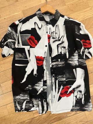 Camisa Estampada Manos y Labios Talla S
