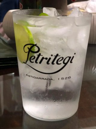 Vaso Petritegi con rodaja de lima