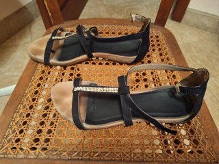 Sandalias de mujer negras y doradas