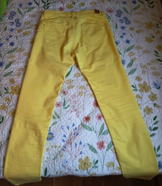 Pantalón Stradivarius amarillo T.38