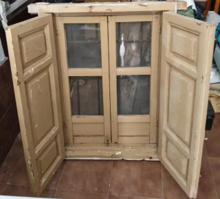 Ventana antigua madera con reja