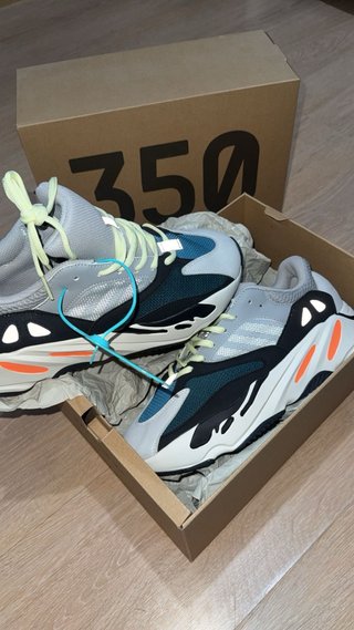 Adidas Yeezy 700