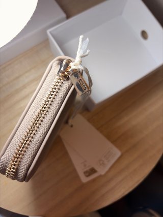 Cartera Guess Beige y Dorada