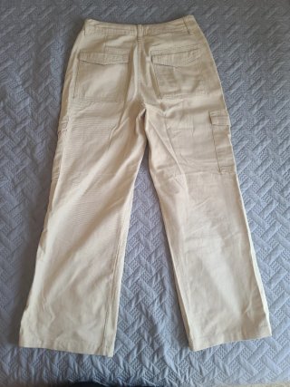 Pantalón ancho beige con bolsillos