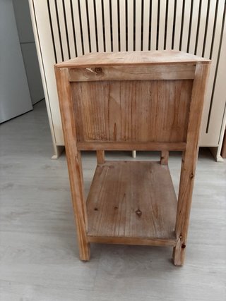 Dos mesitas de noche de madera y ratán