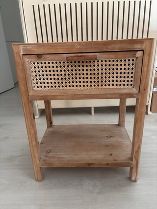 Dos mesitas de noche de madera y ratán