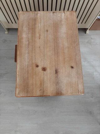 Dos mesitas de noche de madera y ratán