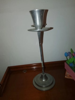 Candelabro de metal decorativo plata