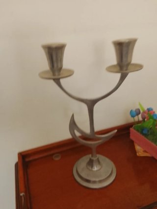 Candelabro de metal decorativo plata