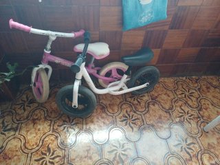 Bici sin pedales rosa y blanca.10 euros cada una .