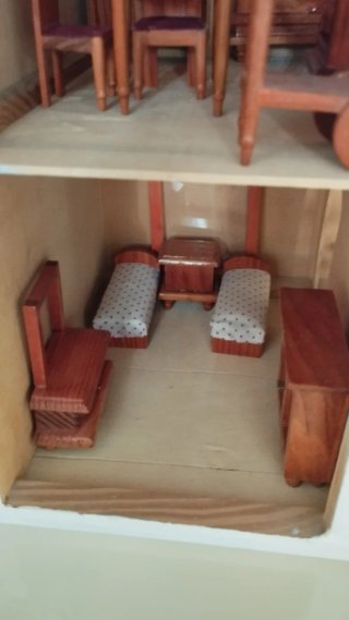 Casita de muñecas de madera