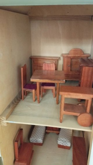 Casita de muñecas de madera