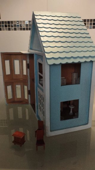 Casita de muñecas de madera