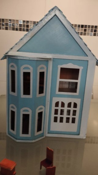 Casita de muñecas de madera