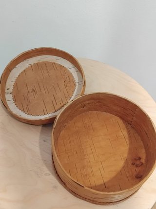 Caja redonda de madera de abedul decorada