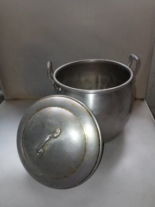 Olla antigua de aluminio con tapa