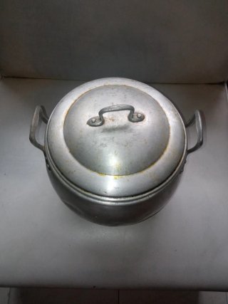 Olla antigua de aluminio con tapa