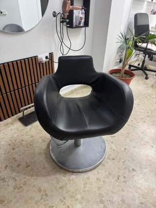 Sillón de peluquería negro y plateado