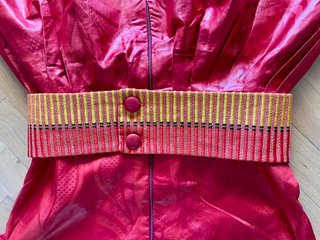 Vestido de verano rojo y dorado