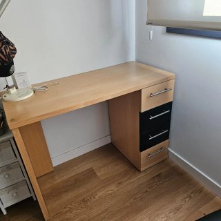 Escritorio de madera con cajones