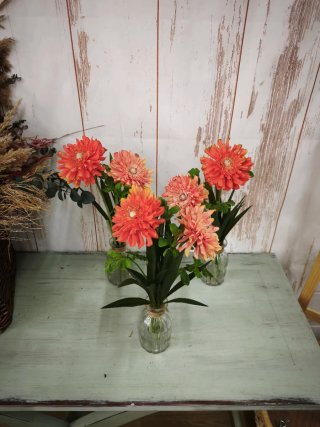 Jarrones con flores naranja