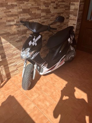 Yamaha Jog RR Scooter Negra y Blanca