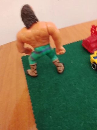 Muñeco luchador verde y naranja