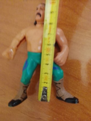 Muñeco luchador verde y naranja
