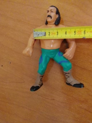 Muñeco luchador verde y naranja