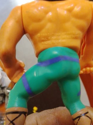 Muñeco luchador verde y naranja