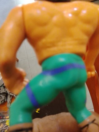 Muñeco luchador verde y naranja