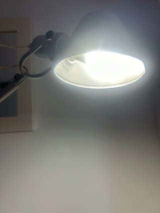 Lámpara de mesa articulada gris