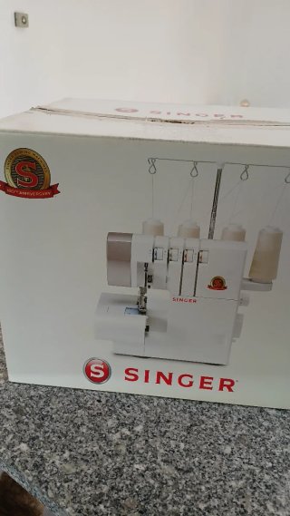 Máquina Overlock Singer 14SH754