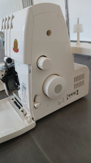Máquina Overlock Singer 14SH754