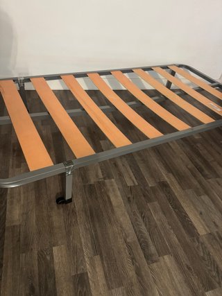 Somier con patas metálicas y lamas de madera.
