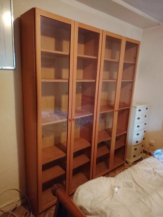 Estantería madera con puertas de cristal