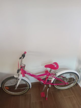 Bicicleta Btwin rosa y blanca niña