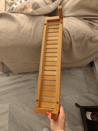 Estantería de madera con ranuras