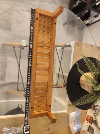 Estantería de madera con ranuras
