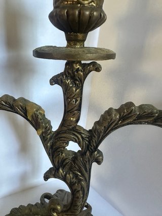 Candelabro de metal dorado con 3 velas