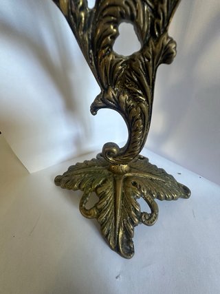 Candelabro de metal dorado con 3 velas