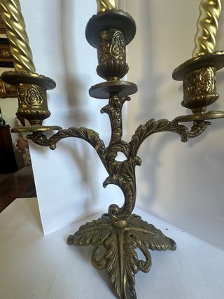Candelabro de metal dorado con 3 velas