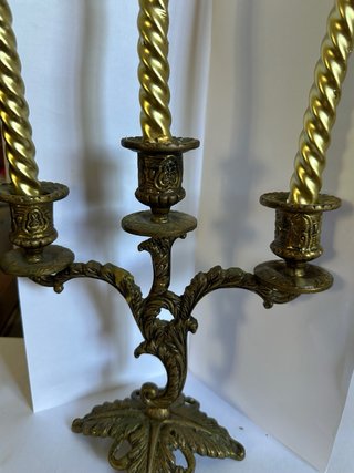 Candelabro de metal dorado con 3 velas