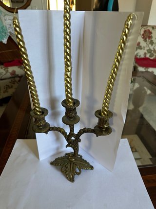 Candelabro de metal dorado con 3 velas