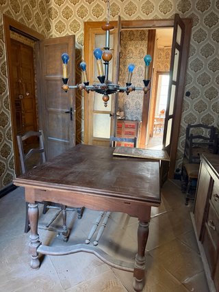 Mesa y sillas madera rústica