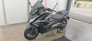Kymco AK 550 Maxi Scooter Negra y Azul