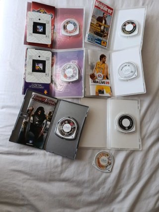 Consola PSP Negra + 7 Juegos UMD + tarjeta memoria