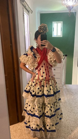 Traje de flamenca beige y azul
