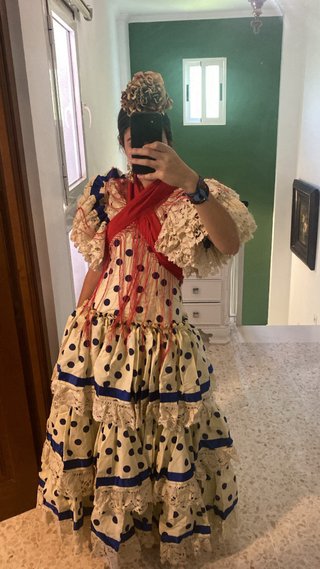 Traje de flamenca beige y azul