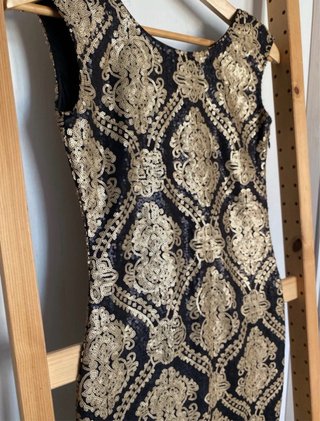 Vestido fiesta negro y dorado con etiqueta